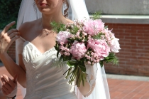 Bouquet da sposa formale con gambi a vista