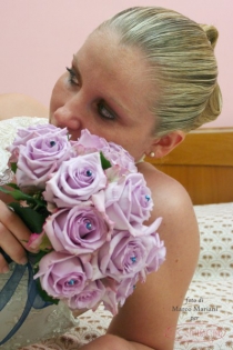 bouquet da sposa con rose lilla e cristalli, design Sposimmagine